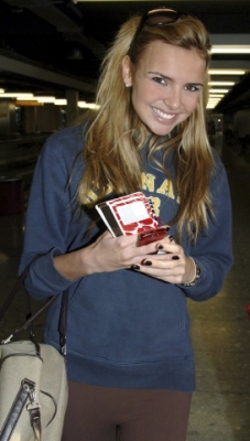 Nadine_At_Heathrow_Airport_19_01_07_28929.jpg