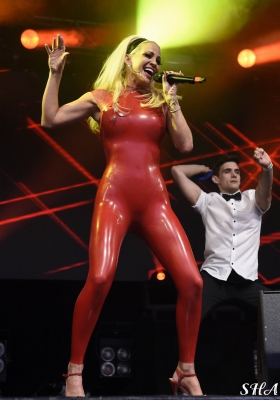 Sarah_Harding_-_Manchester_Pride_29_08_15_2810629.jpg