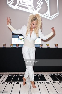 Sarah_Harding_-_Walkers_crisp_launch_03_09_15_2818829.jpg