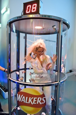 Sarah_Harding_-_Walkers_crisp_launch_03_09_15_2818929.jpg
