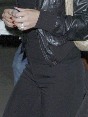 Cheryl_Leaving_A_London_Studio_11_03_07_28629.jpg
