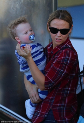 Kimberley_Walsh_and_her_fianc25E9_Justin_Scott_dote_on_cute_son_Bobby_as_they_arrive_in_Barbados_ahead_of_their_wedding_25_01_16_28129.jpg