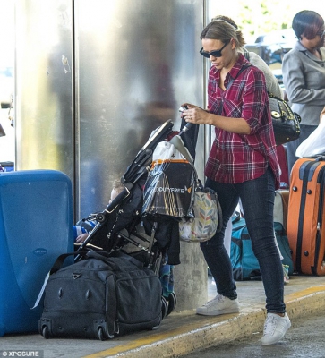 Kimberley_Walsh_and_her_fianc25E9_Justin_Scott_dote_on_cute_son_Bobby_as_they_arrive_in_Barbados_ahead_of_their_wedding_25_01_16_28429.jpg