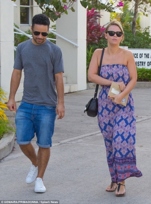 Kimberley_Walsh_with_fiance_Justin_Scott_ahead_of_Barbados_wedding_27_01_16_28429.jpg