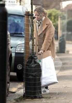 Kimberley_Walsh_2596_Out_and_About_in_Barnet_19_01_16_28229.jpg