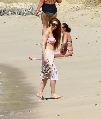 Nicola_Roberts_bares_her_perfect_porcelain_skin_and_toned_abs_in_a_pink_bikini_as_she_hits_the_beach_in_Barbados_29_01_16_2812029.jpg