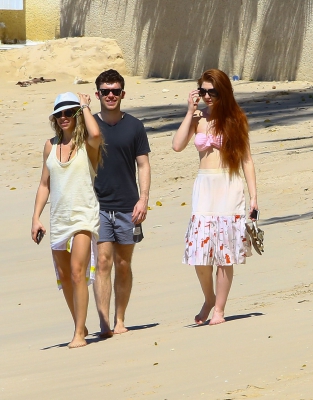 Nicola_Roberts_bares_her_perfect_porcelain_skin_and_toned_abs_in_a_pink_bikini_as_she_hits_the_beach_in_Barbados_29_01_16_2812129.jpg