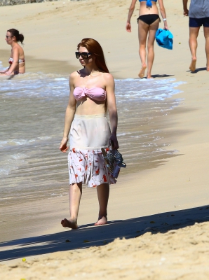 Nicola_Roberts_bares_her_perfect_porcelain_skin_and_toned_abs_in_a_pink_bikini_as_she_hits_the_beach_in_Barbados_29_01_16_2814129.jpg
