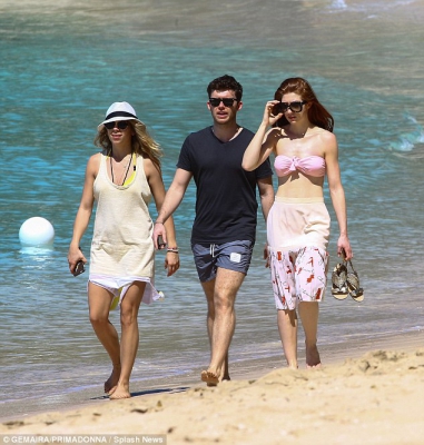 Nicola_Roberts_bares_her_perfect_porcelain_skin_and_toned_abs_in_a_pink_bikini_as_she_hits_the_beach_in_Barbados_29_01_16_281729.jpg