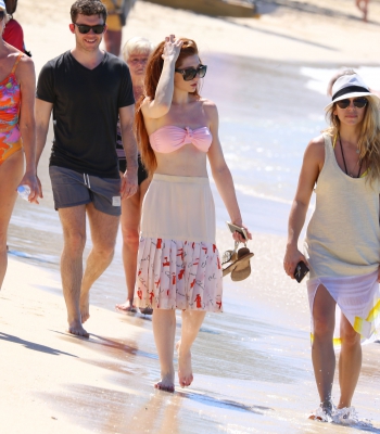 Nicola_Roberts_bares_her_perfect_porcelain_skin_and_toned_abs_in_a_pink_bikini_as_she_hits_the_beach_in_Barbados_29_01_16_282129.jpg