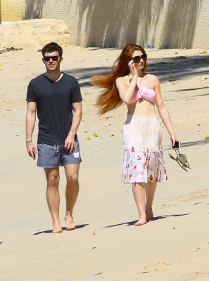Nicola_Roberts_bares_her_perfect_porcelain_skin_and_toned_abs_in_a_pink_bikini_as_she_hits_the_beach_in_Barbados_29_01_16_283329.jpg