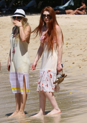 Nicola_Roberts_bares_her_perfect_porcelain_skin_and_toned_abs_in_a_pink_bikini_as_she_hits_the_beach_in_Barbados_29_01_16_284929.jpg