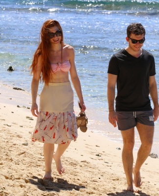 Nicola_Roberts_bares_her_perfect_porcelain_skin_and_toned_abs_in_a_pink_bikini_as_she_hits_the_beach_in_Barbados_29_01_16_285429.jpg