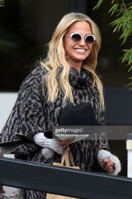 Sarah_Harding_seen_posing_with_fans_at_the_ITV_Studios_after_appearing_on_Loose_Women_13_01_16_281029.jpg