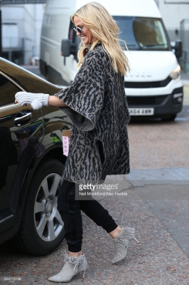 Sarah_Harding_seen_posing_with_fans_at_the_ITV_Studios_after_appearing_on_Loose_Women_13_01_16_281229.jpg