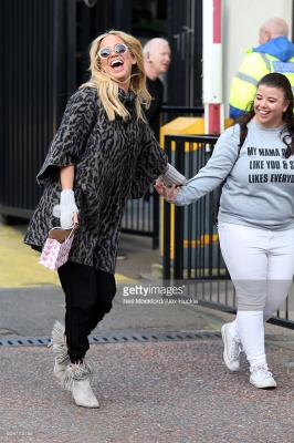 Sarah_Harding_seen_posing_with_fans_at_the_ITV_Studios_after_appearing_on_Loose_Women_13_01_16_281429.jpg