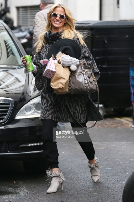 Sarah_Harding_seen_posing_with_fans_at_the_ITV_Studios_after_appearing_on_Loose_Women_13_01_16_281529.jpg