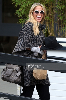 Sarah_Harding_seen_posing_with_fans_at_the_ITV_Studios_after_appearing_on_Loose_Women_13_01_16_281629.jpg