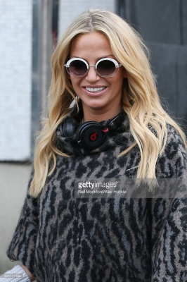 Sarah_Harding_seen_posing_with_fans_at_the_ITV_Studios_after_appearing_on_Loose_Women_13_01_16_281729.jpg