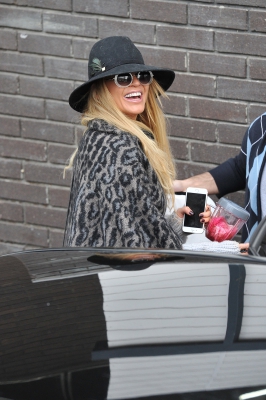 Sarah_Harding_seen_posing_with_fans_at_the_ITV_Studios_after_appearing_on_Loose_Women_13_01_16_282029.jpg