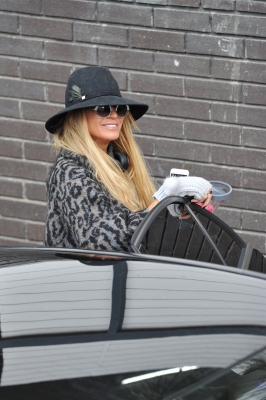 Sarah_Harding_seen_posing_with_fans_at_the_ITV_Studios_after_appearing_on_Loose_Women_13_01_16_282129.jpg