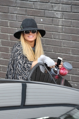 Sarah_Harding_seen_posing_with_fans_at_the_ITV_Studios_after_appearing_on_Loose_Women_13_01_16_282229.jpg