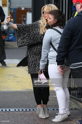 Sarah_Harding_seen_posing_with_fans_at_the_ITV_Studios_after_appearing_on_Loose_Women_13_01_16_28229.jpg