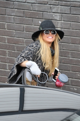 Sarah_Harding_seen_posing_with_fans_at_the_ITV_Studios_after_appearing_on_Loose_Women_13_01_16_282329.jpg
