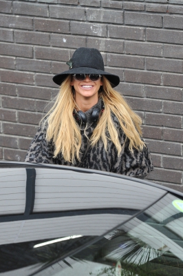 Sarah_Harding_seen_posing_with_fans_at_the_ITV_Studios_after_appearing_on_Loose_Women_13_01_16_282429.jpg
