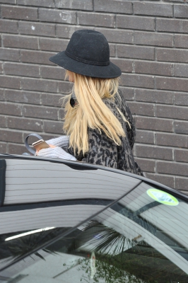 Sarah_Harding_seen_posing_with_fans_at_the_ITV_Studios_after_appearing_on_Loose_Women_13_01_16_282529.jpg