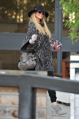Sarah_Harding_seen_posing_with_fans_at_the_ITV_Studios_after_appearing_on_Loose_Women_13_01_16_282729.jpg
