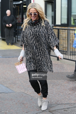 Sarah_Harding_seen_posing_with_fans_at_the_ITV_Studios_after_appearing_on_Loose_Women_13_01_16_28429.jpg