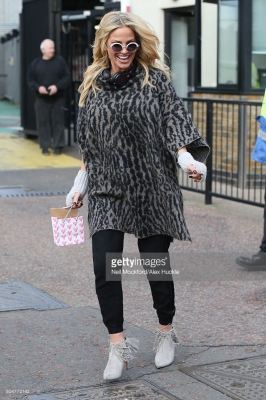 Sarah_Harding_seen_posing_with_fans_at_the_ITV_Studios_after_appearing_on_Loose_Women_13_01_16_28829.jpg