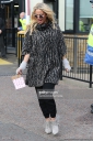 Sarah_Harding_seen_posing_with_fans_at_the_ITV_Studios_after_appearing_on_Loose_Women_13_01_16_281329.jpg