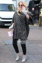 Sarah_Harding_seen_posing_with_fans_at_the_ITV_Studios_after_appearing_on_Loose_Women_13_01_16_28929.jpg