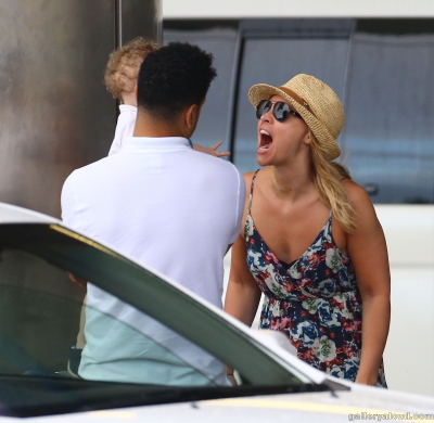 Kimberley_Walsh_and_Justin_Scott_looked_more_smitten_with_their_little_family_than_ever_as_they_headed_home_from_their_honeymoon_in_Barbados_12_02_16_281129.jpg