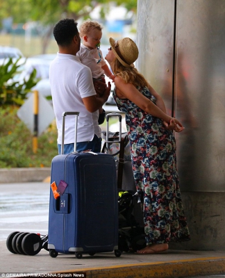 Kimberley_Walsh_and_Justin_Scott_looked_more_smitten_with_their_little_family_than_ever_as_they_headed_home_from_their_honeymoon_in_Barbados_12_02_16_28129.jpg