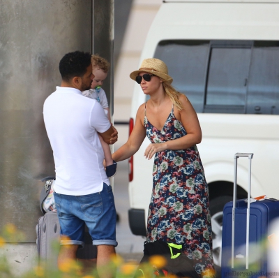 Kimberley_Walsh_and_Justin_Scott_looked_more_smitten_with_their_little_family_than_ever_as_they_headed_home_from_their_honeymoon_in_Barbados_12_02_16_281829.jpg