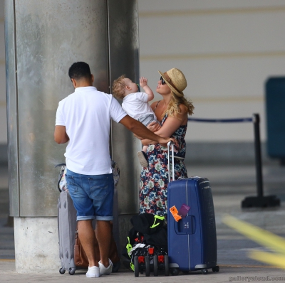 Kimberley_Walsh_and_Justin_Scott_looked_more_smitten_with_their_little_family_than_ever_as_they_headed_home_from_their_honeymoon_in_Barbados_12_02_16_281929.jpg