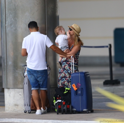 Kimberley_Walsh_and_Justin_Scott_looked_more_smitten_with_their_little_family_than_ever_as_they_headed_home_from_their_honeymoon_in_Barbados_12_02_16_282029.jpg