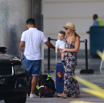 Kimberley_Walsh_and_Justin_Scott_looked_more_smitten_with_their_little_family_than_ever_as_they_headed_home_from_their_honeymoon_in_Barbados_12_02_16_283229.jpg