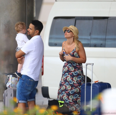 Kimberley_Walsh_and_Justin_Scott_looked_more_smitten_with_their_little_family_than_ever_as_they_headed_home_from_their_honeymoon_in_Barbados_12_02_16_283629.jpg
