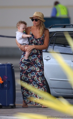 Kimberley_Walsh_and_Justin_Scott_looked_more_smitten_with_their_little_family_than_ever_as_they_headed_home_from_their_honeymoon_in_Barbados_12_02_16_28629.jpg