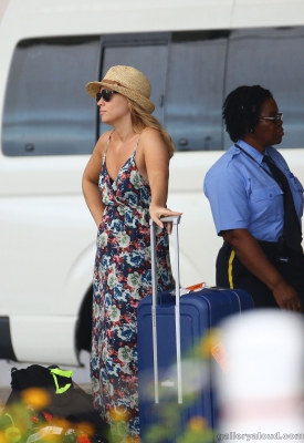 Kimberley_Walsh_and_Justin_Scott_looked_more_smitten_with_their_little_family_than_ever_as_they_headed_home_from_their_honeymoon_in_Barbados_12_02_16_28729.jpg