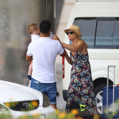 Kimberley_Walsh_and_Justin_Scott_looked_more_smitten_with_their_little_family_than_ever_as_they_headed_home_from_their_honeymoon_in_Barbados_12_02_16_28829.jpg