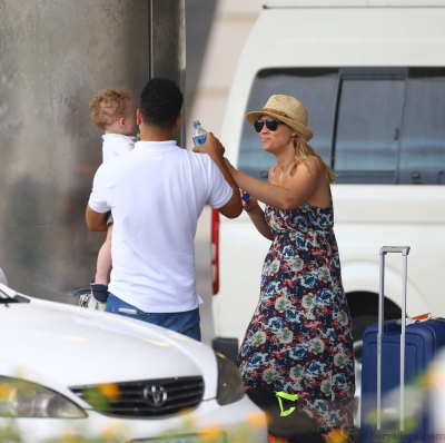 Kimberley_Walsh_and_Justin_Scott_looked_more_smitten_with_their_little_family_than_ever_as_they_headed_home_from_their_honeymoon_in_Barbados_12_02_16_28929.jpg