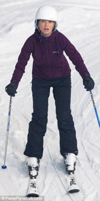 Sarah_Harding_wasted_no_time_in_getting_stuck_in_with_training_as_she_took_part_in_the_first_practice_session_in_Milton_Keynes_17_01_16_28629.jpg