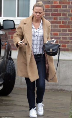 Kimberley_Walsh_was_spotted_back_in_the_UK_on_Sunday_14_02_16_28129.jpg