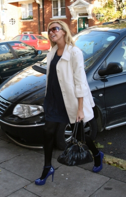 Girls_Aloud_-_arriving_at_BBC_studios_London_23-11-2007_2.JPG
