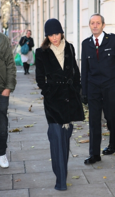 Girls_Aloud_-_arriving_at_BBC_studios_London_23-11-2007_3.JPG
